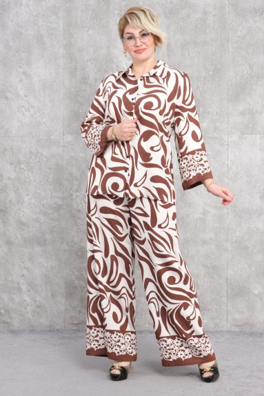  This stylish Plus Size Womens Two-Piece Suit stands out with the quality of the fabric and its comfortable cut. It offers a dynamic and modern look with its brown and white patterns. The top of the suit reflects casual elegance with its buttoned and wide-collared design, while the intricate embroidery on the sleeves and pants cuffs adds a touch of sophistication. The pants have a wide cut, providing ease of movement. The fabric composition is 65% cotton, 30% polyester, and 5% elastane, guaranteeing comfort even in warm weather. Sizes available are 42, 44, 46, and 48.