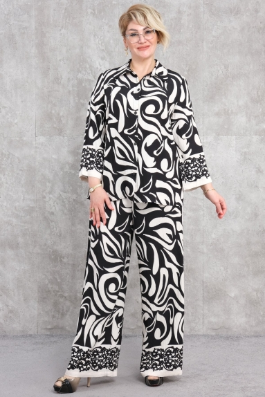  This elegant Plus Size Womens Two-Piece Set is a timeless piece that can be comfortably worn in any setting. The product is black in color with eye-catching white patterns, making it extremely stylish. The set is available in sizes 50, 52, 54, and 56. The fabric composition is 65% cotton, 30% polyester, and 5% elastane, providing both comfort and quality. The top is buttoned at the front and features a loose, comfortable cut that supports freedom of movement. The bottom part has an elastic waistband for a comfortable fit.