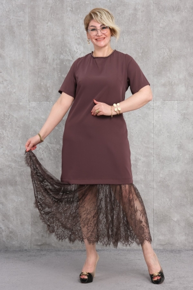  This product is a Plus Size womens dress in brown color. The dress features a comfortable and stylish design, highlighting its soft texture and lightweight nature. The fabric content is composed of 65% cotton, 30% polyester, and 5% elastane, providing elasticity and durability to the dress. It is available in sizes 50, 52, 54, and 56. The front has a simple and elegant appearance, while the back features lace details and tie elements. The bottom part of the dress is adorned with lace, adding an extra touch of flair to the dress.