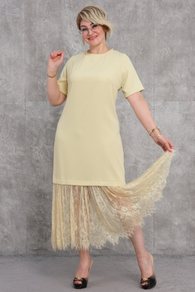  This plus-size women’s dress is a perfect choice for those looking for a combination of elegance and comfort. The dress is in a beautiful yellow color, ideal for warm summer days. The lace details on both the front and the back add a touch of elegance to the dress.
