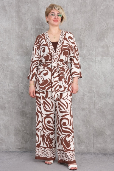  Bu büyük beden kadın ikili takım, kahverengi renkte tasarlanmıştır. Ürünün beden seçenekleri 42, 44, 46 ve 48dir. Tamamen %100 viskon kumaştan üretilmiştir. Viskon kumaş, yumuşak dokusu ve rahat kullanımı ile bilinir. Üst parça, geniş kesimi ve belde kuşağı ile hem rahat hem de şık bir görünüm sağlar. Alt parça ise bol paça pantolon şeklindedir ve vücuda rahat oturarak konfor sunar. Takımın deseni modern ve estetik bir görünüm oluşturur.