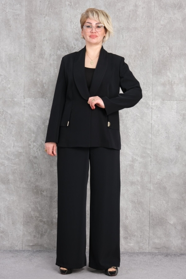  Bu ürün, büyük beden kadınlar için özel olarak tasarlanmış şık bir ikili takım elbisedir. Takım tamamen siyah renktedir. Modelin üzerinde göstermektedir ki, takım üst ve alt parçadan oluşmaktadır. Üst kısım uzun kollu ve düz kesim bir ceket şeklindedir ve önü düğmesiz açıktır. Ceket, altın renkli düğme detaylarıyla süslenmiştir. Alt kısım ise geniş ve rahat pantolon olarak tasarlanmıştır. Bu takımın beden seçenekleri 42, 44, 46 ve 48dir. Ürün %100 polyester kumaştan üretilmiştir.