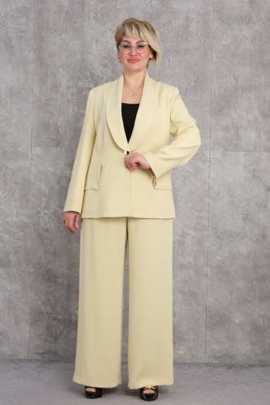  Bu şık büyük beden kadın ikili takım, zarif tarzıyla dikkat çekiyor. Ürün rengi sarı olup, bedeni 42, 44, 46 ve 48 seçenekleri mevcuttur. Tamamen %100 polyester kumaştan üretilen bu takım, rahat ve şık bir görünüm sunar. Ceket kısmı uzun kollu ve tek düğmeli olup, pantolon kısmı ise geniş paçalara sahiptir. Hem iş hayatında hem de günlük hayatta tercih edilebilecek bu takım, her anınıza uyum sağlar.