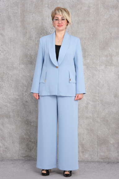  Bu şık ve modern Büyük Beden Kadın İkili Takım, mavi rengiyle hoş bir görünüme sahiptir. Ceket ve pantolondan oluşan takımın kumaş içeriği %100 polyester olup, nefes alabilen ve rahat bir yapıdadır. Ceket, şık ve zarif bir tasarıma sahip olup önü tek düğmeyle kapanmaktadır. Ceketin ön kısmında altın rengi aksesuar detayları bulunan iki adet cep bulunmaktadır. Pantolon, geniş paçalı ve modern bir kesime sahip olup rahat bir kullanım sunar. Beden seçenekleri 42, 44, 46 ve 48 olarak mevcuttur.