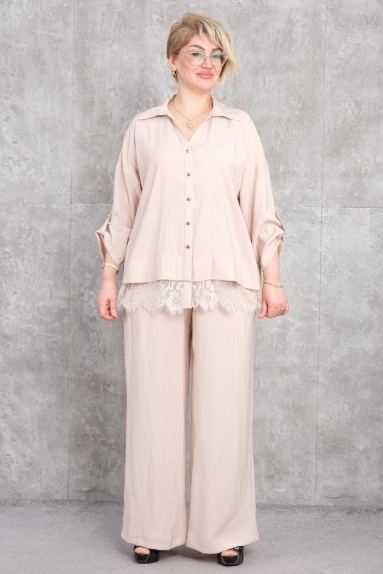  Bu büyük beden kadın ikili takım, bej rengi ile zarif ve modern bir görünüm sunmaktadır. Ürünün üst kısmı, düğmeli ve geniş kesimi ile rahat bir kullanım sağlar. Alt kısım ise geniş paçalı pantolondan oluşur. Takımın alt kısmındaki dantel detayı, kıyafete şıklık katar. Kumaş içeriği %65 pamuk, %30 polyester ve %5 elastandan oluşur, bu sayede hem nefes alabilir, hem de hafif esneklik sunar. Mevcut bedenler 42, 44, 46 ve 48’dir.
