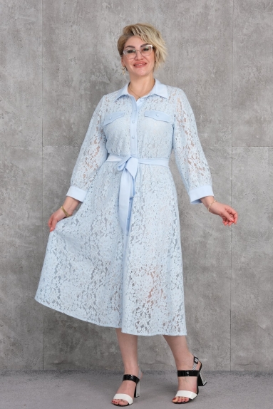 Bu göz alıcı büyük beden kadın elbisesi, zarif ve rahat bir şıklık sunar. Elbisenin rengi şık bir mavi olup, zarif dantel işlemeleri ile öne çıkar. Pamuk, polyester ve elastan karışımı kumaş içeriğiyle hem nefes alabilir hem de esnek bir yapıya sahiptir. Elbise, 42, 44, 46 ve 48 beden seçenekleri ile farklı vücut tiplerine uyum sağlar. Ön kısmında düğmeler ve bel kısmında detaylı bir kuşak ile tasarımı tamamlanmıştır. Hem günlük kullanıma hem de özel günlere uygundur.