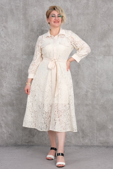  Bu şık sarı büyük beden kadın elbisesi, mükemmel bir bahar ve yaz gardırop tamamlayıcısıdır. Elbise, %65 pamuk, %30 polyester ve %5 elestandan oluşan yumuşak ve nefes alabilen bir kumaş karışımına sahiptir. İster günlük ister özel günlerde giymek için ideal olan bu elbise, zarif dantel detayları ve zarif tasarımı ile dikkat çeker. Elbisede önde düğmeler ve belde bir kemer bulunmaktadır. Beden seçenekleri arasında 42, 44, 46 ve 48 yer almaktadır.