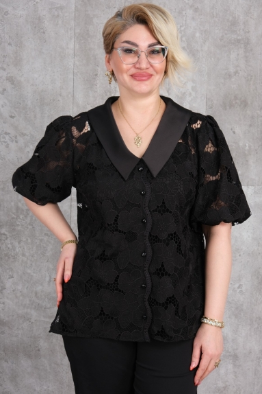  This plus-size black womens blouse stands out with its elegant and stylish design. Featuring front buttons, the blouse offers a modern and comfortable look with its wide collars and short puff sleeves. The fabric content is 65% Cotton, 30% Polyester, and 5% Elastane, ensuring both comfort and durability. Available in various sizes (42, 44, 46, 48), this blouse is suitable for all body types and can be worn for both everyday use and special occasions, thanks to its delicate lace details.