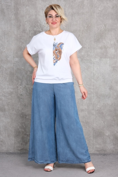  This stylish Plus Size Double Set combines comfort and elegance. The product is blue in color and has a chic design. The fabric content is 95% cotton and 5% lycra, offering a comfortable wearing experience. The size options for the dress are 42, 44, 46, and 48. The top piece features a white T-shirt with a modern print detail on the front. The bottom piece consists of wide-legged pants in blue.