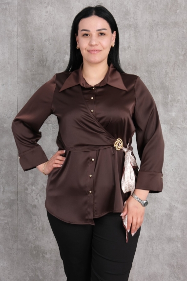  This plus-size womens blouse stands out with its brown color and elegant design. Made from 100% polyester, the fabric offers a flowing and comfortable feel. The blouse is available in sizes 42, 44, 46, and 48, catering to different body shapes. The front features a cross-tie detail and gold-colored buttons, enhancing the elegance of the blouse. It has long sleeves with gold button detail on the cuffs, adding a touch of sophistication. The back is plain and simple, providing a comfortable wear.