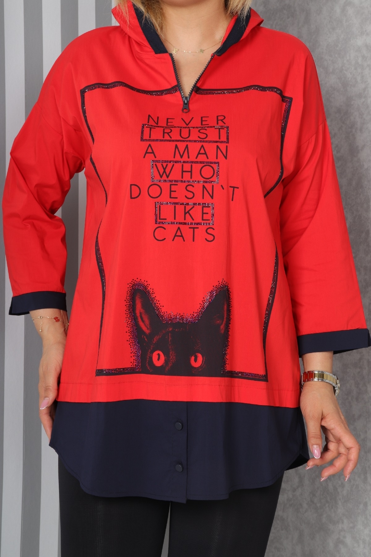блузка с капюшоном с принтом
кошки и букв