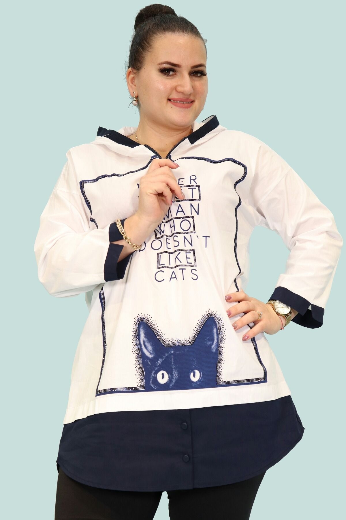 блузка с капюшоном с принтом
кошки и букв