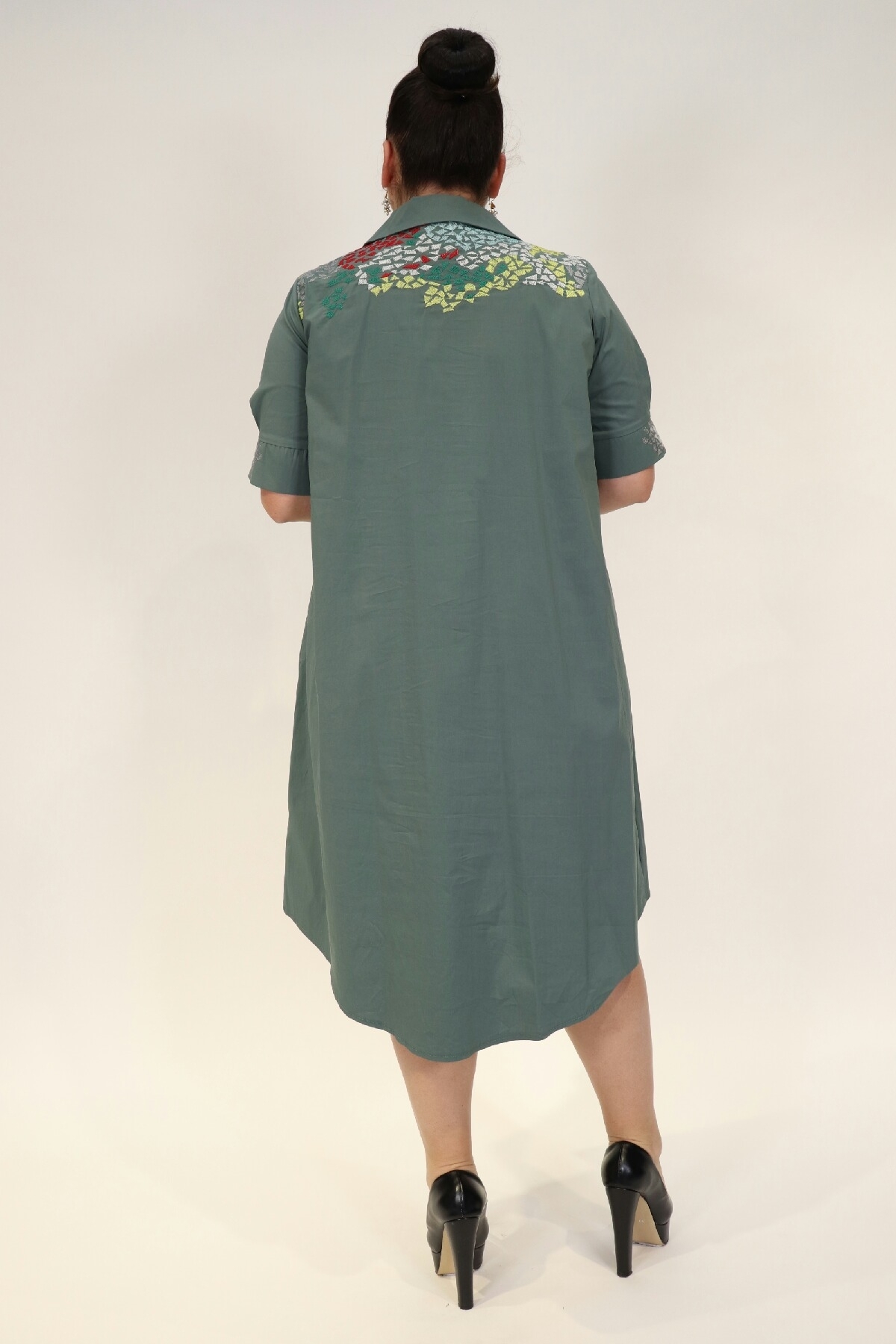 Расклешенное платье на пуговицах с вышивкой