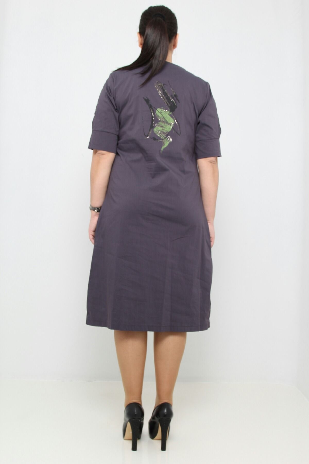 Kısa kollu önü baskılı fermuarlı cepli asimetrik etekli uzun elbise
