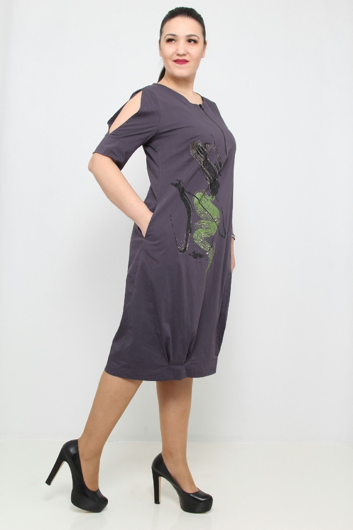 Kısa kollu önü baskılı fermuarlı cepli asimetrik etekli uzun elbise