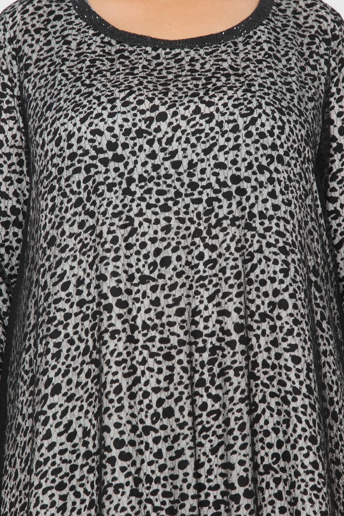 فستان شيك طويل، مع تفصيله تول، مطبَّع جلد النمر