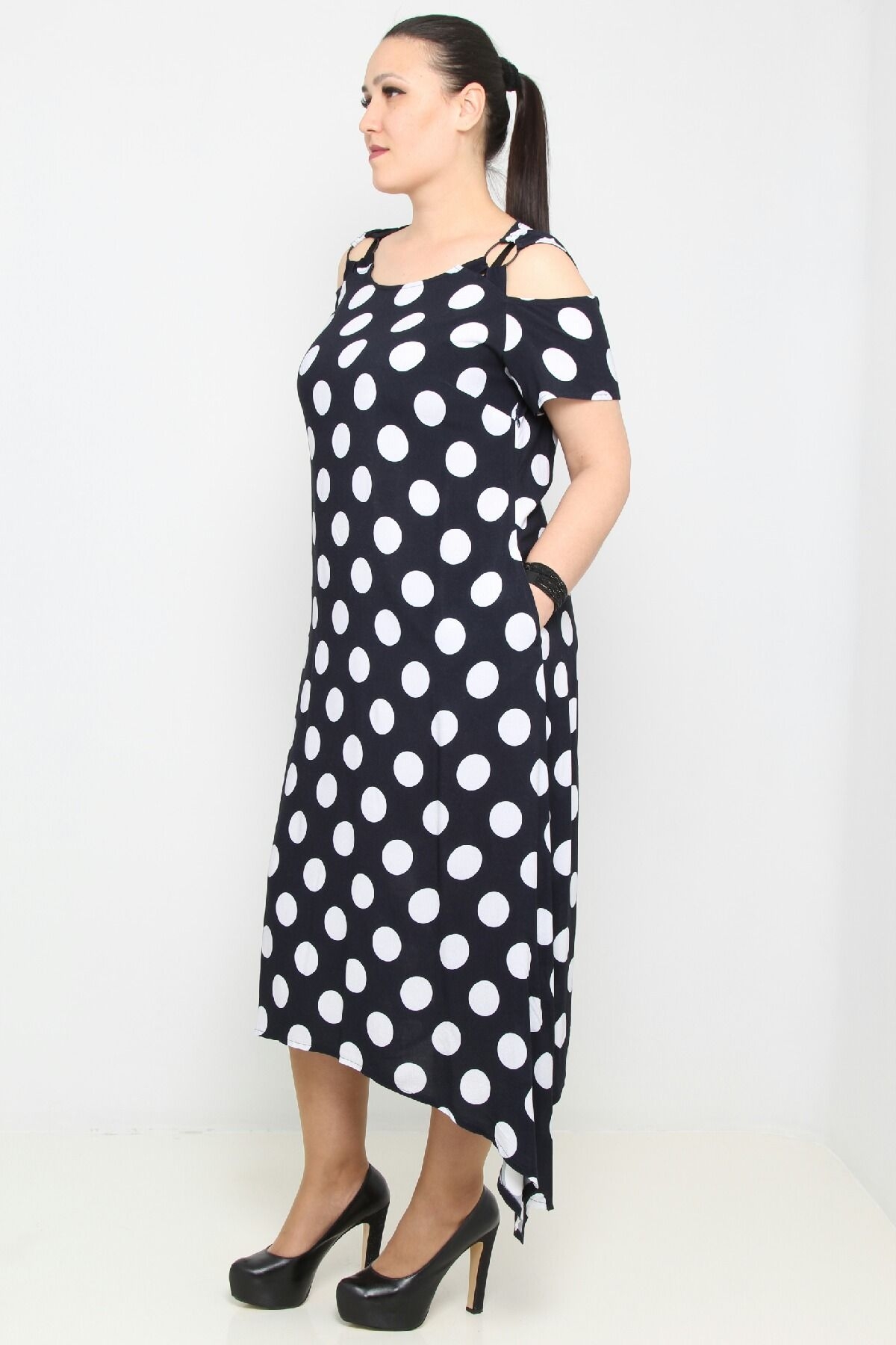 Asymmetrical long polka dot dress with short sleeves and pockets