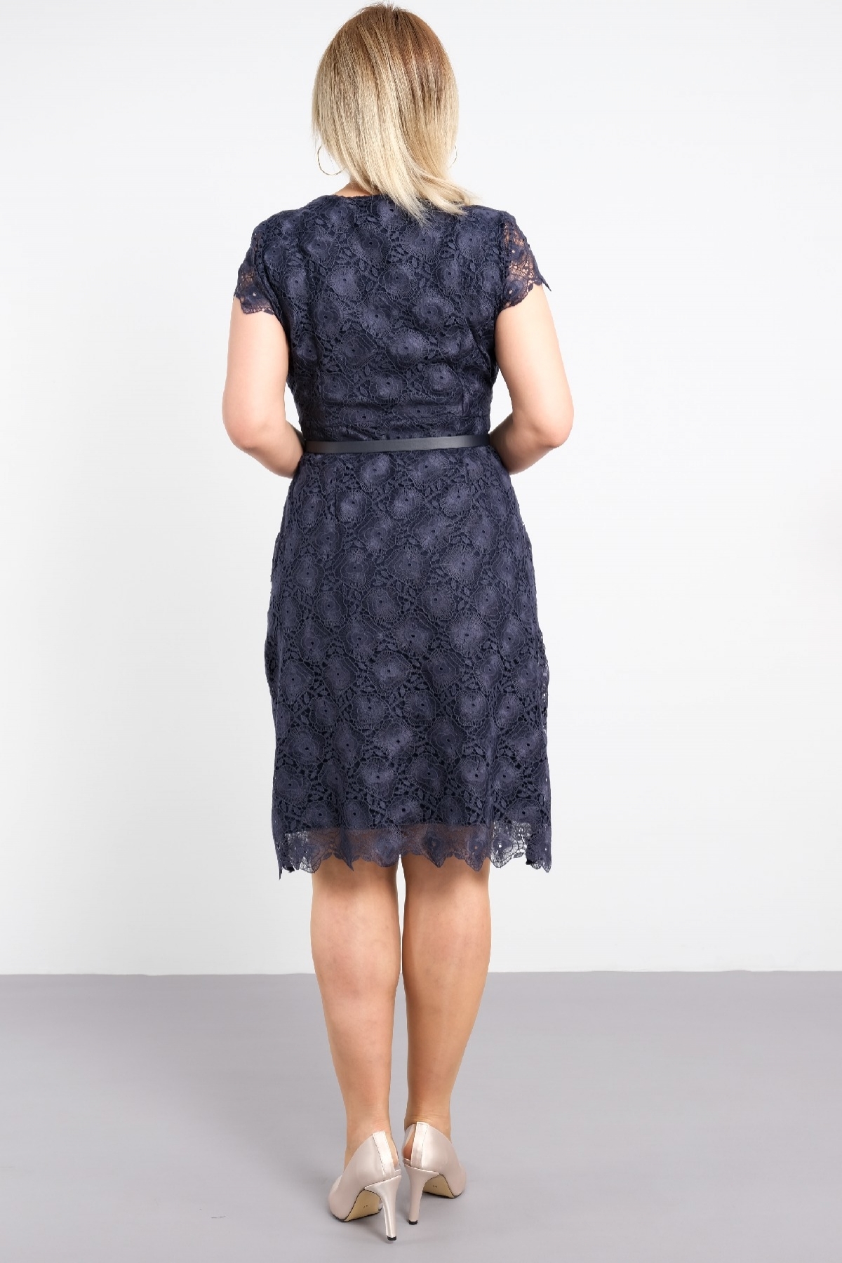 dekolteli çift kat kumaş özellikli motif detaylı dantel ile şık yeni sezon büyük beden elbise 