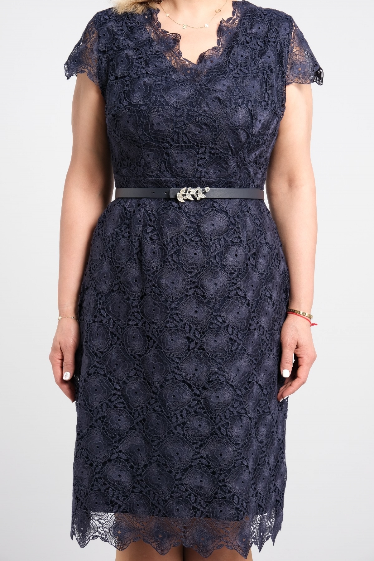 dekolteli çift kat kumaş özellikli motif detaylı dantel ile şık yeni sezon büyük beden elbise 