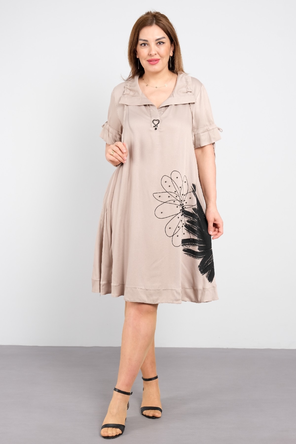 Battal beden desenli kısa kollu kadın elbise, diz hizasında şık elbise.