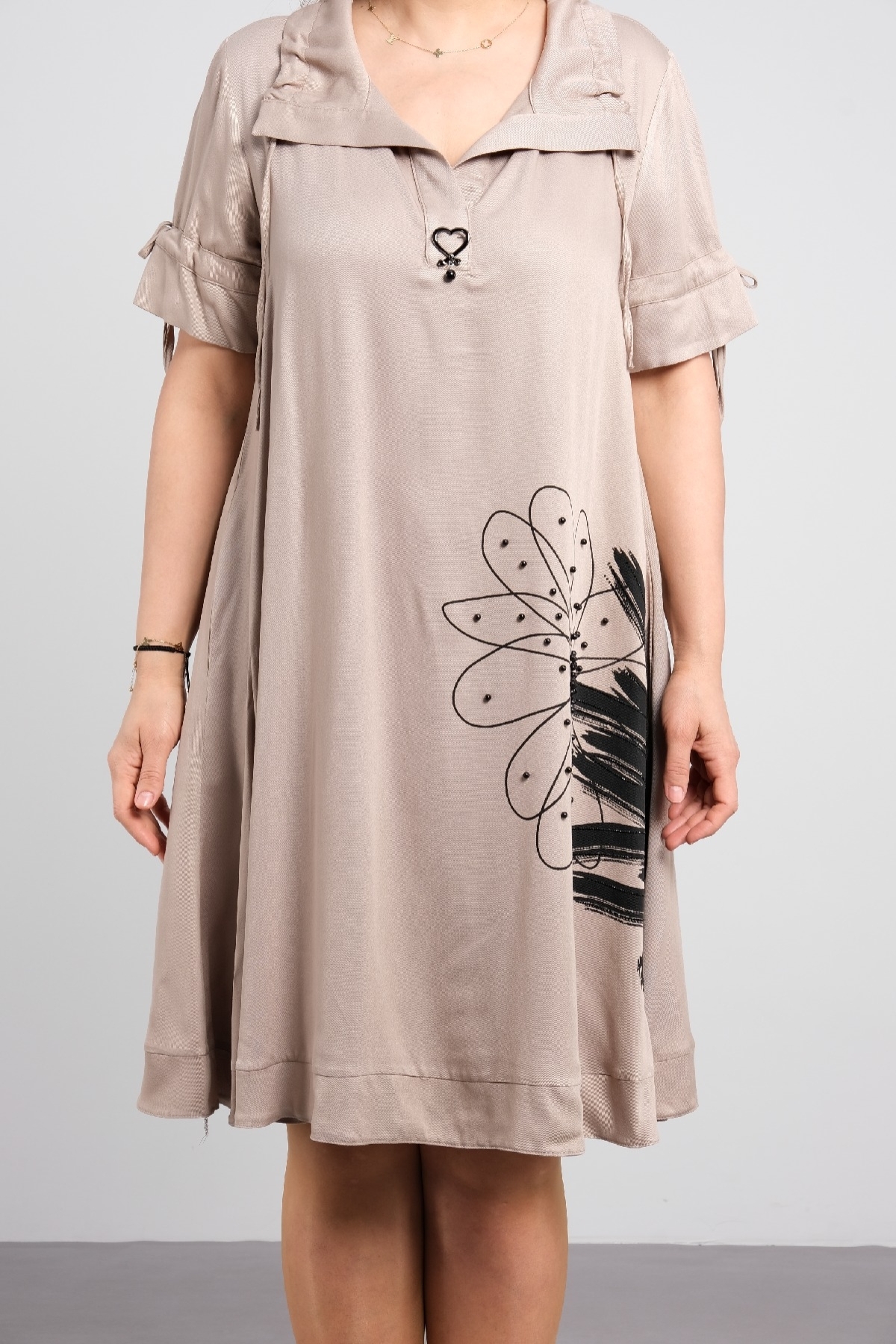 Battal beden desenli kısa kollu kadın elbise, diz hizasında şık elbise.