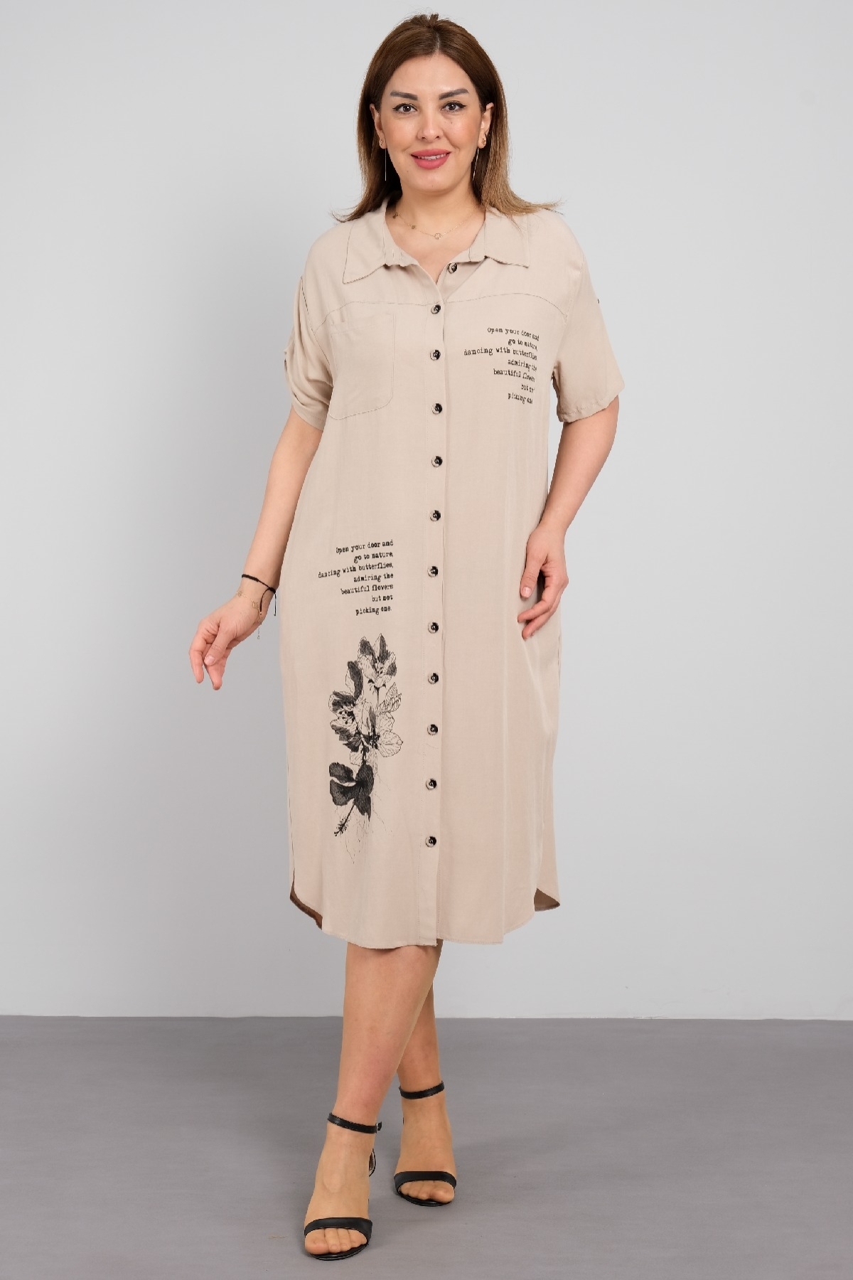 Battal beden desenli kısa kollu kadın elbise. Önden düğmeli, diz altı şık elbise.