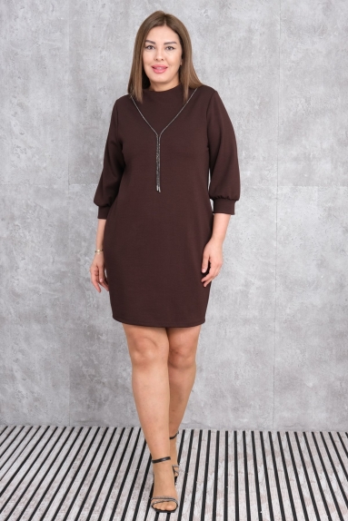  This plus-size casual dress is brown in color and is shown in both front and back views in the photos. The dress is available in sizes 42, 44, 46, and 48. The fabric content is composed of 75% Polyester, 20% Cotton, and 5% Lycra. The design of the dress is simple and elegant; it features a slightly V-neck front adorned with thin metal details that add a modern touch. The sleeves are three-quarter length and are slightly gathered at the wrists. This dress offers both comfort and a stylish look for everyday wear.