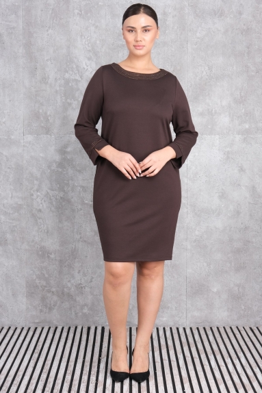  This plus-size womens dress in brown is elegant and offers a sophisticated look. Available in sizes 50, 52, 54, and 56, it is designed to fit all body types comfortably. The fabric composition is 75% Polyester, 20% Cotton, and 5% Lycra, providing flexibility and ensuring a perfect fit and maximum comfort. The front of the dress features a round and elegant neckline that adds to its stylish appearance. With long sleeves and fine detailing on the cuffs and neckline, this dress is ideal for daily wear but can also be easily chosen for special occasions.