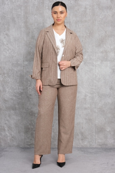  This Plus Size Womens Three-Piece Suit offers an elegant and stylish look. The suit is brown with a striped pattern, making it stand out. It is available in a range of sizes (42, 44, 46, 48). The fabric content is 75% cotton, 20% polyester, and 5% lycra, providing comfort and flexibility. The set includes a shirt, a blazer, and pants, making it ideal for both daily wear and special occasions. The blazer adds a chic touch with pockets and collar details on the front, while the pants offer freedom of movement with their comfortable cut.