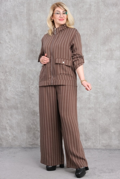  Bu ürün, büyük beden kadınlar için tasarlanmış kahverengi bir ikili takımdır. Takım, %65 pamuk, %30 polyester ve %5 elastan kumaş içeriğine sahiptir. Ön kısmında düğmeli cepler ve fermuarlı kapanış detayı bulunmaktadır. Pantolon kısmı geniş kesimlidir ve dikey çizgiler içerir. Beden seçenekleri 42, 44, 46 ve 48dir. Modern ve rahat bir görünüm sunar.