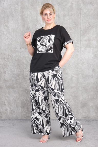  This plus-size womens two-piece set offers a fashionable and comfortable option. The set comes in black and is available in sizes 42, 44, 46, and 48. The top piece features black and white details on the sleeves and a stylish patterned design on the front. The bottom piece has wide legs and carries the same pattern. The fabric content is 95% cotton and 5% lycra, giving it breathability and flexibility. This set is suitable for both daily wear and special occasions, providing superior comfort and elegance.