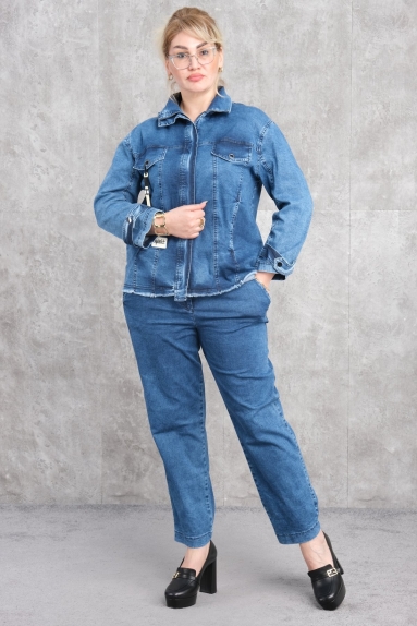  This plus-size womens sporty double set comes in a stylish blue color and offers both comfort and elegance. The top features a zippered design with pockets, while the pants have elasticated cuffs for a snug fit. Available in sizes 42, 44, 46, and 48, this set hugs the body comfortably. Made from 95% cotton and 5% lycra, it provides breathability and elasticity, making it suitable for both daily wear and sports activities. This versatile set can easily be paired with various outfits for different occasions.