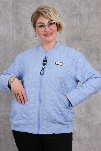  This plus-size womens short sports jacket is available in blue and is an excellent choice for transitional seasons. The jacket comes in sizes 42, 44, 46, and 48. With a fabric composition of 80% polyester and 20% cotton, it combines comfort and durability. The thin and lightweight design makes it easy to carry, while also providing warmth. A front zipper and two side pockets offer practical use. Its minimalist and modern design ensures it matches well with both sportswear and daily outfits.