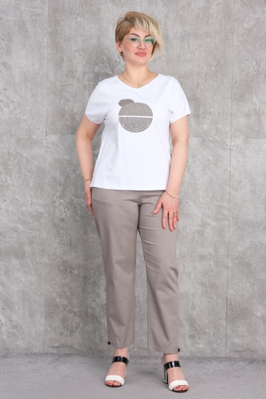  Bu ürün, süper büyük beden kadınlar için tasarlanmış beyaz renkli bir ikili takımdır. Mankenin üzerinde görülen bu iki parçalı takım oldukça rahat ve şık bir görünüm sunar. Beden seçenekleri (50, 52, 54, 56) mevcuttur. Ürünün üst kısmı kısa kolludur ve modern bir baskıya sahiptir. Alt kısmı ise düz paçalı, rahat kesim pantolondur. Kumaş içeriği %95 pamuk ve %5 likradan oluşur, bu da ürüne esneklik ve konfor sağlar. Gündelik şıklık için ideal bir tercihtir.