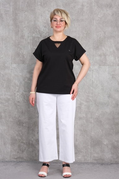  Bu büyük beden kadın ikili takım, şıklığı ve rahatlığı bir arada sunuyor. Takımın rengi siyah, geniş beden seçenekleri sunarak (42, 44, 46, 48) her kadının rahat edebilmesini sağlıyor. Üst kısım, kısa kollu ve V yaka detayı ile modern bir görünüm kazandırıyor. Alt kısım ise geniş paçalı pantolon olarak tasarlanmıştır. Kumaş içeriği %95 pamuk ve %5 likradan oluşuyor, bu da cildinize nefes aldırırken aynı zamanda hareket özgürlüğü sağlıyor. Hem günlük hem de özel günlerde rahatlıkla kullanılabilir.