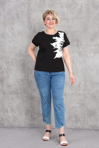  Bu ürün, büyük beden kadınlar için tasarlanmış bir ikili takım olup, siyah renkte mevcuttur. Takımda yer alan parçalar %95 pamuk ve %5 likra içeriğiyle mükemmel bir konfor ve esneklik sunar. Mevcut bedenleri 42, 44, 46 ve 48dir. Üst parça, ön yüzünde sanat eseri gibi bir baskıya sahiptir ve yuvarlak bir yaka tasarımı bulunmaktadır. Alt parça ise rahat kesimi ile günlük kullanıma son derece uygundur.