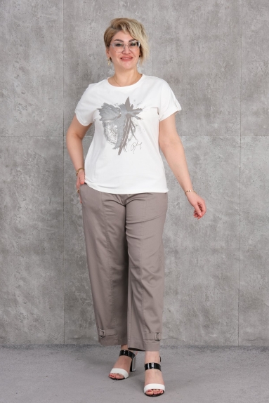  Ürünümüz, büyük beden kadınlar için özel olarak tasarlanmış şık ve rahat bir ikili takımdır. Gri renkte olan bu takım, hem casual hem de şık bir görünüm sunmaktadır. Takımın üst kısmı, önde modern bir baskı ile süslenmiş beyaz tişörtten oluşur. Alt kısmı ise geniş paça gri pantolondan oluşur. Beden seçenekleri 42, 44, 46 ve 48dir. Kumaş içeriği %95 pamuk ve %5 likradır, bu da ürüne yumuşaklık ve esneklik kazandırmaktadır.