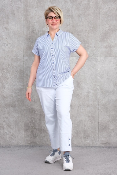  Bu ürün, mavi renkte büyük beden kadın spor ikili takımıdır. Ürünün üst kısmında kısa kollu ve yakalı bir gömlek tasarımı bulunmaktadır. Göğüs kısmında düğmeli kapanış ile şıklık ve rahatlık bir arada sunulmaktadır. Alt kısım ise bileği kapatan pantolon şeklindedir. Üst kısmın ince mavi çizgileri, alt kısımdaki düz beyaz pantolon ile uyum sağlar. Kumaş içeriği %84 pamuk, %13 polyester ve %3 likradan oluşmaktadır. Bu da ürünü hem rahat hem de esnek yapar. Beden seçenekleri arasında 42, 44, 46 ve 48 bulunmaktadır.