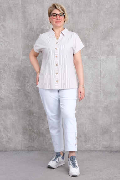  Bu büyük beden kadın spor ikili takım, şıklık ve konforu bir arada sunar. Modelin üzerindeki takım, zarif gri renkte tasarlanmıştır. Bu takım, 42, 44, 46 ve 48 beden seçenekleri ile her vücut tipine uygun. Ürünün kumaş içeriği %84 pamuk, %13 polyester ve %3 likradan oluşur. Bu sayede esnek ve rahat bir kullanım sağlar. Hem spor yaparken hem de günlük hayatta rahatlıkla giyilebilir.