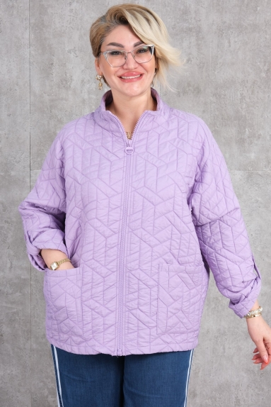  The Plus Size Womens Short Sport Jacket in lilac combines elegance and comfort. This must-have piece for the new season is available in sizes 50, 52, 54, and 56, catering to different body types. Its fabric content of 80% polyester and 20% cotton ensures both durability and comfort. The fully quilted stitching on the front, along with a zip detail, not only offers a modern look but also provides extra protection against cold weather. The side pockets add to the practicality, and the cuffless, wide sleeves are designed for easy wear.
