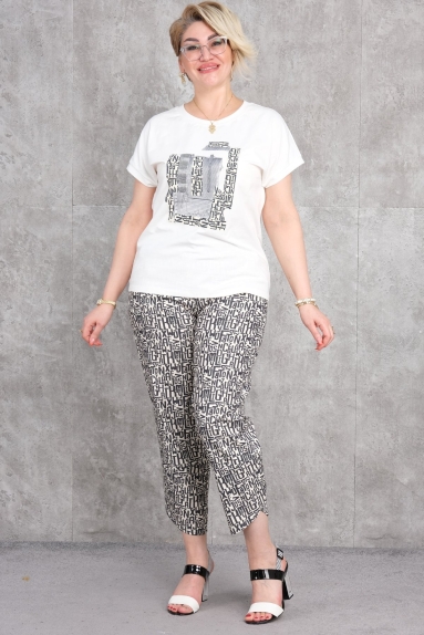  This product is a stylish Plus Size Womens Two-Piece Set, specifically designed for plus-size women. Consisting of two pieces, this set stands out with its comfortable cut and stylish design. The top part is short-sleeved and round-necked, featuring a modern print on the front. The bottom part consists of ankle-length pants with an intriguing pattern. The black color adds elegance to the set, while the cotton and lycra blend fabric content ensures comfort throughout the day. This two-piece set is available in sizes 42, 44, 46, and 48, fitting every body type. The fabric content is 95% cotton and 5% lycra, providing a gentle fit and elasticity.