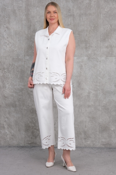  Этот женский костюм больших размеров белого цвета идеально подходит для летних месяцев. Костюм обеспечивает комфорт благодаря составу из 75% хлопка, 20% полиэстера и 5% лайкры. Верхняя часть на пуговицах и без рукавов. Нижняя часть состоит из брюк с широкими штанинами. Кружевные детали добавляют нотку элегантности. Доступны размеры 42, 44, 46 и 48.