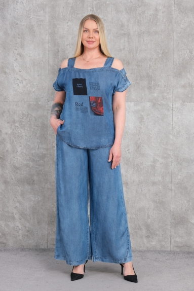  Этот спортивный комплект для женщин большого размера - идеальный выбор для женщин, ищущих комфорт и стиль. Изделие изготовлено из 100% хлопка и представлено в синем цвете. Как верх, так и низ имеют свободный покрой, что обеспечивает максимальную свободу движений и комфорт. Верх имеет короткие рукава и слегка перфорированные детали, что придает ему элегантный вид. Низ - это брюки с широкими штанинами. Комплект доступен в размерах 42, 44, 46 и 48.