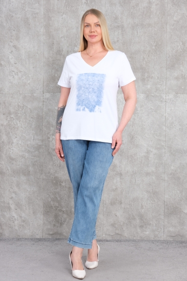  Этот продукт представляет собой женский спортивный комплект большего размера синего цвета. Комплект состоит из ткани с высоким содержанием хлопка (95%) и небольшим количеством лайкры (5%), что обеспечивает комфорт и растяжимость. Продукт доступен в размерах 42, 44, 46 и 48. Высокое содержание хлопка в ткани обеспечивает воздухопроницаемость, а содержание лайкры увеличивает гибкость, делая его удобным для ношения в течение всего дня. Верхняя часть имеет простой и элегантный дизайн с V-образным вырезом, предлагая современный вид. Нижняя часть имеет свободный крой, что делает её идеальной для повседневного использования.