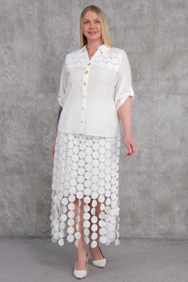  Этот комплект для женщин больших размеров выделяется своим элегантным и стильным дизайном. Цвет изделия - экрю, размеры - 42, 44, 46 и 48. Состав ткани - 80% хлопок и 20% полиэстер, что делает его комфортным и дышащим. Верхняя часть изделия застёгивается на пуговицы и имеет длинные рукава с закатывающимися манжетами. Нижняя часть - длинная юбка прямого кроя. Этот комплект идеально подходит для повседневной носки, обеспечивая как комфорт, так и стильный внешний вид.