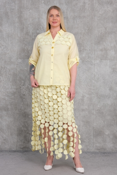  Этот комплект для женщин больших размеров представляет собой элегантный и стильный дизайн, предлагаемой в желтом цвете. Набор выполнен из ткани, состоящей на 80% из хлопка и на 20% из полиэстера, что обеспечивает комфортную носку. Верхняя часть выполнена в виде рубашки с изящными пуговицами, рукава можно легко закатать и закрепить пуговицей. Нижняя часть представляет собой юбку с характерным текстурой и круглыми узорами. Доступные размеры: 42, 44, 46 и 48.
