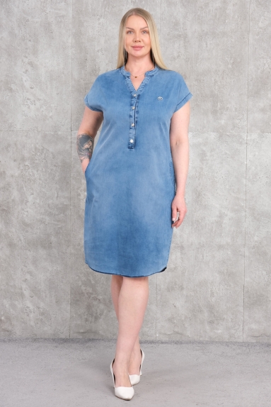  Это женское джинсовое платье больших размеров предлагает элегантный и удобный стиль. Платье синего цвета, выполнено из 100% хлопчатобумажной ткани. Оно обеспечивает прохладу и комфорт в жаркие летние дни. Доступные размеры: 42, 44, 46 и 48. Передняя часть платья украшена пуговицами, а короткие рукава придают ему стильный вид. Кроме того, талия и общий крой платья предназначены для прекрасного подчеркивания контуров женской фигуры.