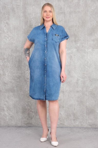  Этот продукт представляет собой джинсовое платье синего цвета для женщин больших размеров. Имеет дизайн с пуговицами спереди и короткие рукава. Изготовлено из 100% хлопка, что позволяет коже дышать и обеспечивает комфорт при носке. Доступные размеры: 42, 44, 46 и 48. Подходит для повседневного использования, предлагает стильный вид и позволяет создавать разные комбинации нарядов.