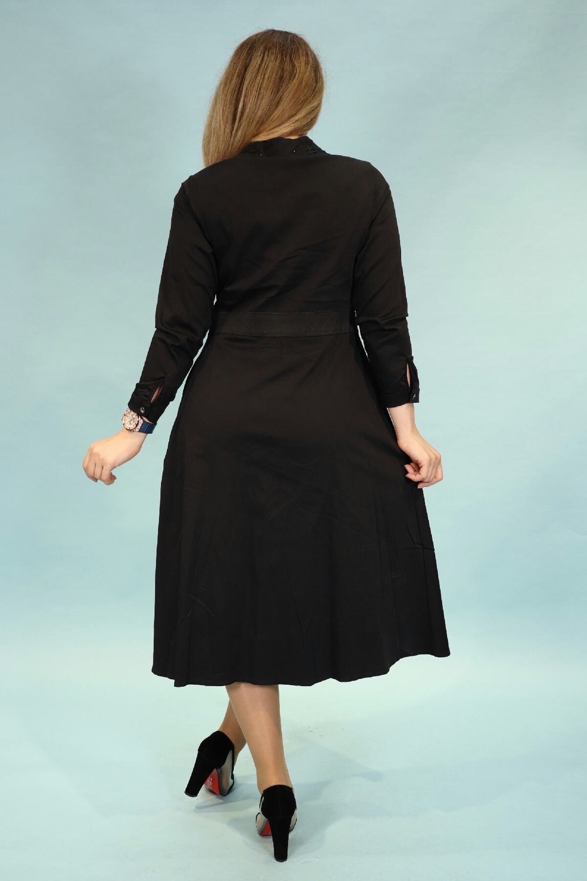 Kloş etekli, önü düğmeli nakışlı elbise