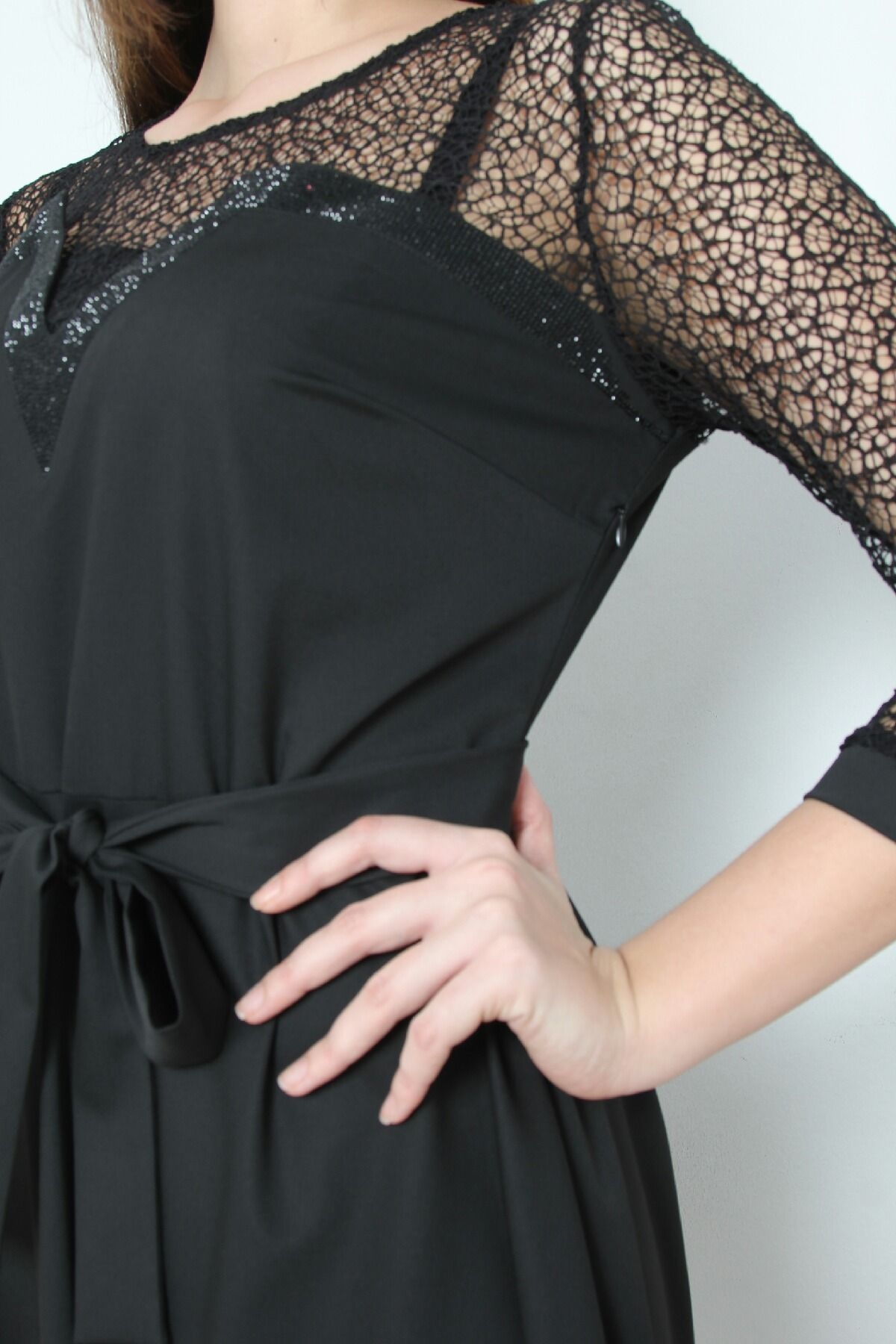 Жаккардовое платье с расклешенной юбкой, кружевом и бантом на талии